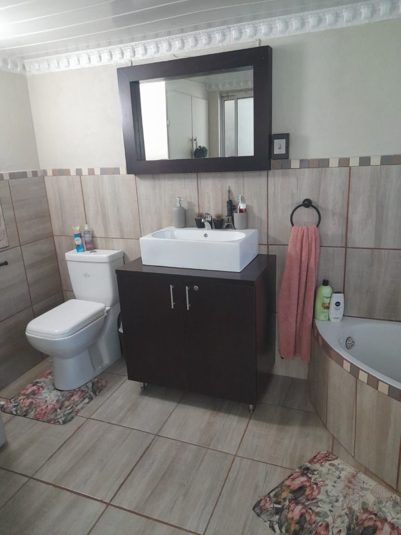 6 Bedroom Property for Sale in Uitsig Free State